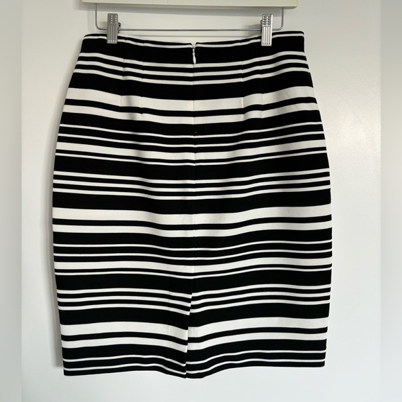 Ann Taylor black and white stripped pencil skirt. Size 4. - Picture 2 of 2